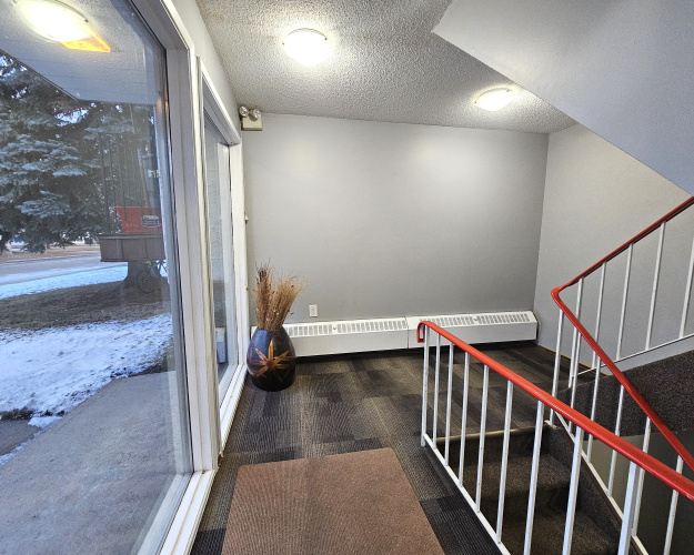 Apartment For Rent 204 - 5313 49 Avenue, Lacombe, 2 Bedrooms, 1 Bathroom